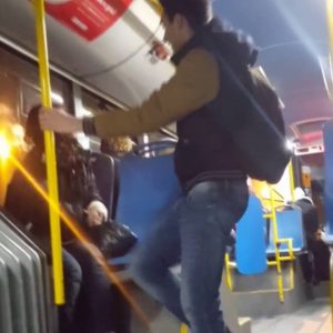 Mladenič premlad zanjo, ko ji je pokazal avto …