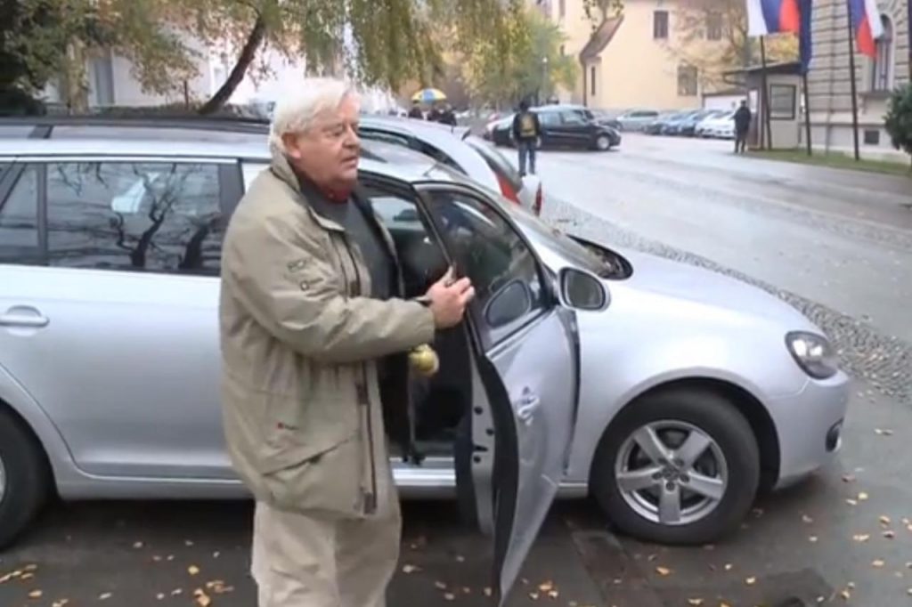 Nekdanjega predsednika tako zmedli, da se je usedel na napačno stran vozila