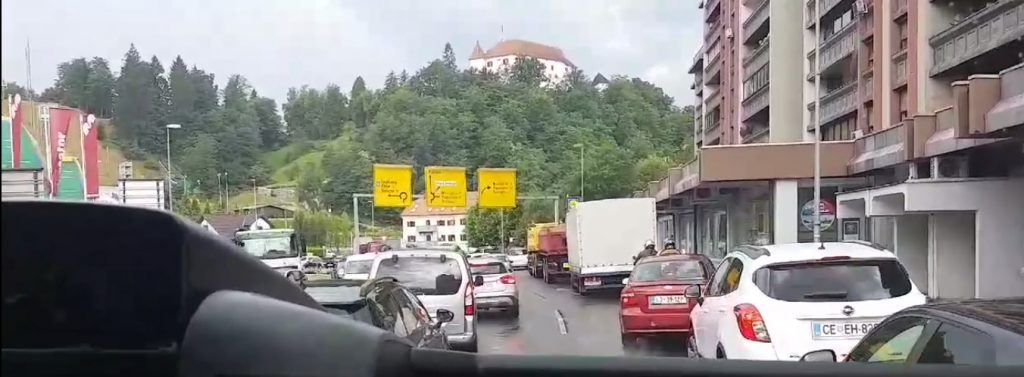 Prometni kaos v Velenju, reševalcev sploh niso spustili mimo