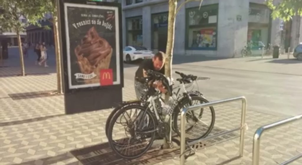 SREDI DNEVA: V Ljubljani kradel kolo, mimoidoči ga je posnel na telefon