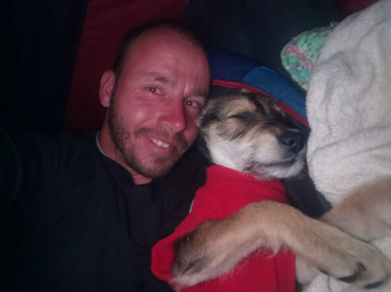 KAKO LEPA ZGODBA. Slovenski popotnik rešil psičko gotove smrti.