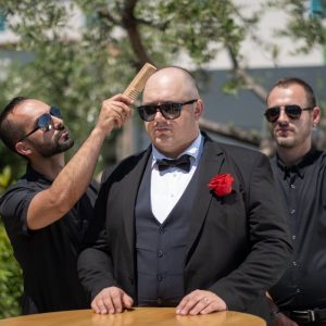 Razigrani fantje predstavljajo skladbo ‘Zapojmo viže domače’