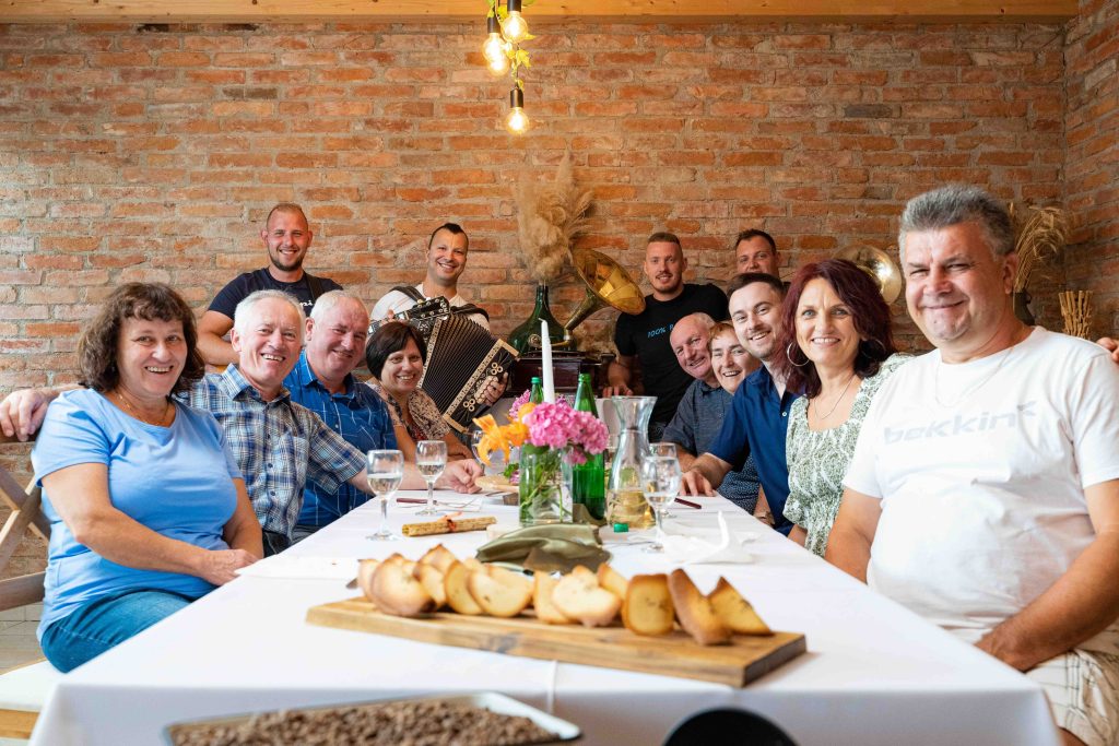 Razigrani fantje predstavljajo skladbo ‘Zapojmo viže domače’