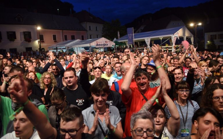Lani skoraj milijon Slovencev na veselici