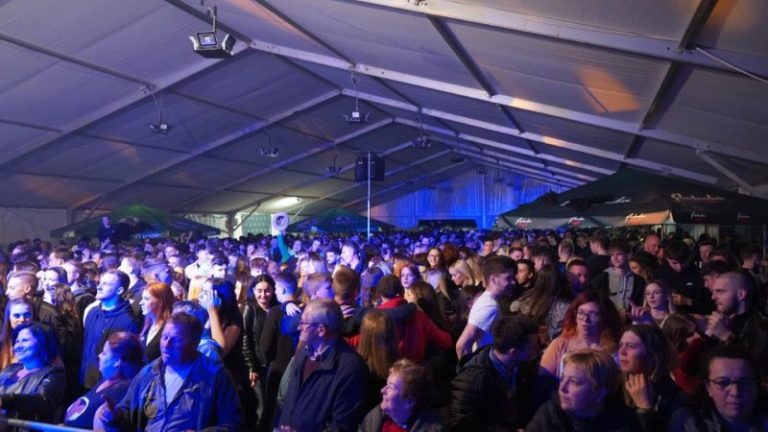 Statistična dejstva: Na veselici lahko srečate gospo Žur ali gospoda Veselico