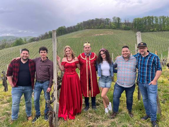 DŽUBOKS: “Cvičkova princesa” opeva Dolenjsko, tradicijo in cviček
